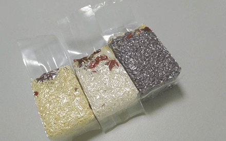 真空包裝袋為增加其性能通常采用多種材質(zhì)復(fù)合而成，常見(jiàn)的復(fù)合方法有：干法復(fù)合、擠出復(fù)合、共擠出復(fù)合、無(wú)溶劑復(fù)合、涂布復(fù)合、蒸鍍復(fù)合、熱熔膠復(fù)合等。其中干法復(fù)合是國(guó)內(nèi)復(fù)合真空包裝袋材料生產(chǎn)中應(yīng)用較為廣泛的，那么，真空包裝袋為什么大多采用干法復(fù)合？